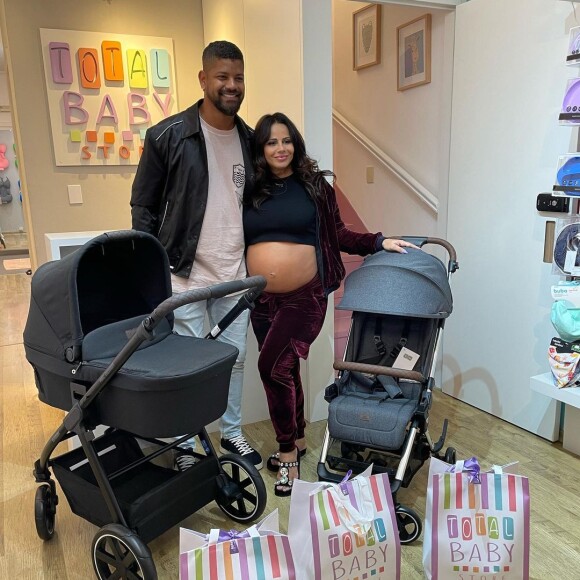 Viviane Araujo destacou a barriga de gravidez em look despojado 