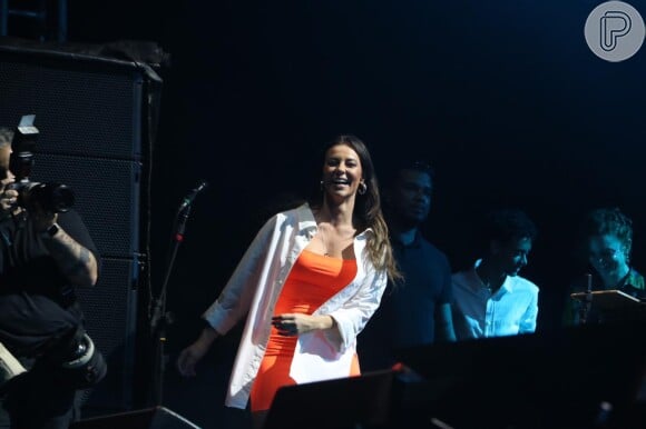 Paolla Oliveira curtiu show no canto do palco antes de ser chamada para sambar com o namorado