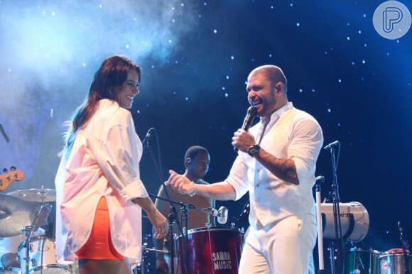 Paolla Oliveira sobe ao palco e samba com Diogo Nogueira em show no Rio