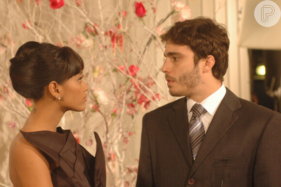 Cassiano (Thiago Rodrigues) e Alícia (Taís Araujo) se aproximam e engatam amizade na novela 'A Favorita'