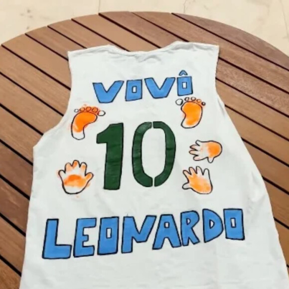 Maria Alice, de 1 ano, marcou com tinta suas mãozinhas e pezinhos em uma camisa regata (peça de roupa que Leonardo adora usar)