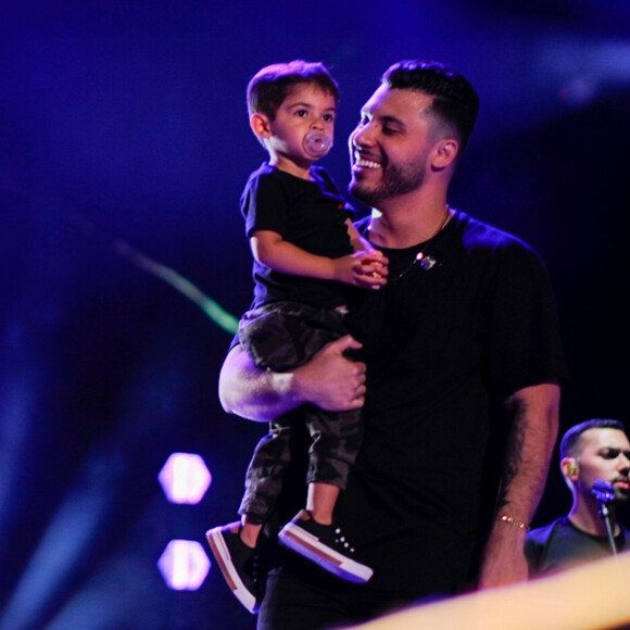 Murilo Huff cantou 'De Quem É a Culpa?', um dos hits de Marília Mendonça, e levou o filho para o palco