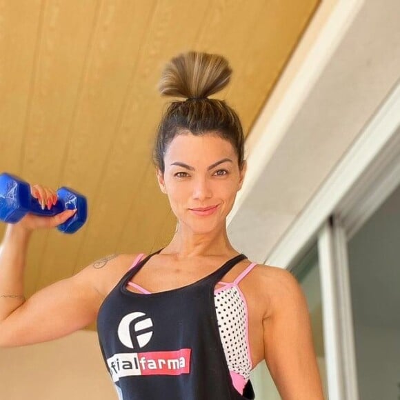 Após a declaração, um influenciador fitness analisou o corpo de Kelly Key