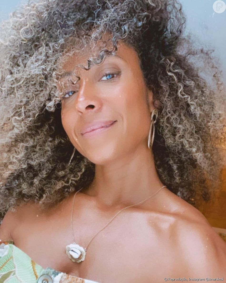O cabelo cacheado e iluminado demanda mais cuidados: a atriz Cinnara Leal é fã do óleo de coco nos fios
