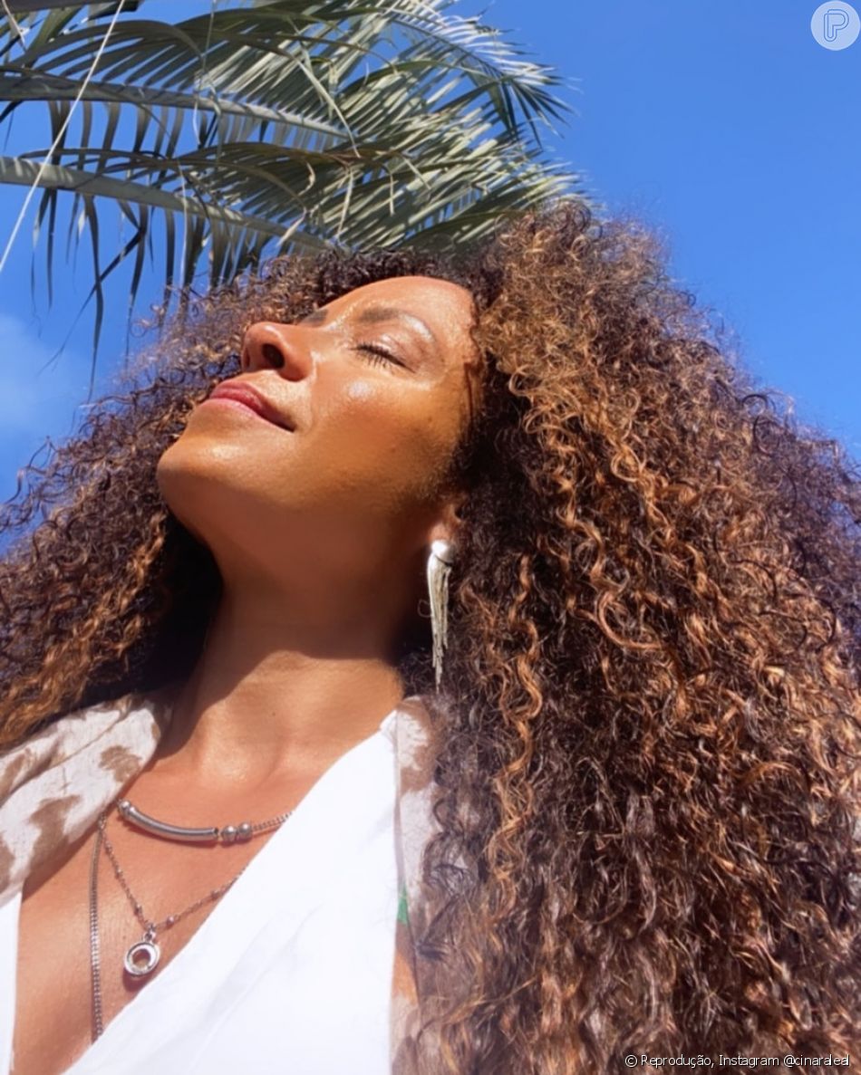 Cabelo cacheado com luzes acobreadas: esse visual é elegante e cheio de personalidade