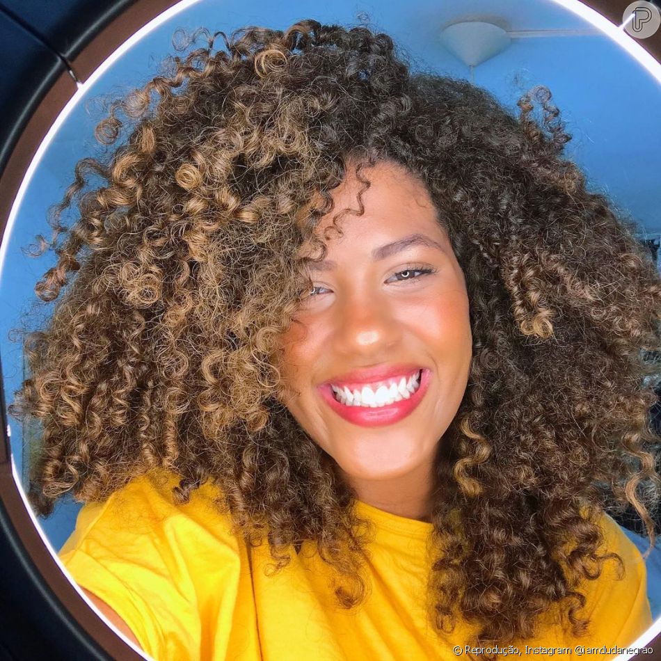 A rotina de beleza das cacheadas que optam por iluminar o cabelo precisa ganhar alguns cuidados extras
