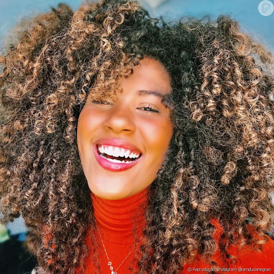 Cacheado com volume! 'Gsto muito de fazer fitagem no meu cabelo', conta a modelo Duda Negrão
