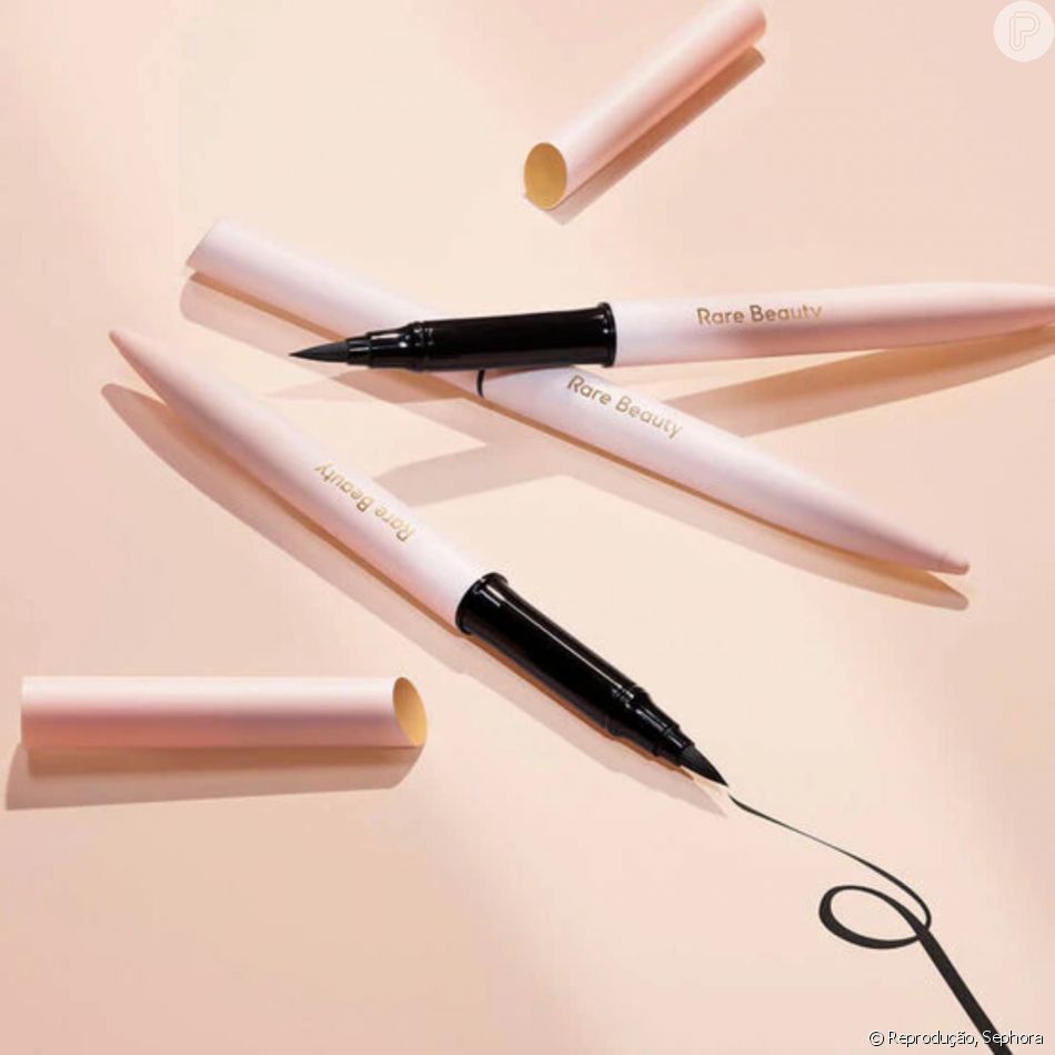 Um dos itens da linha de maquiagem da Rare Beauty é o Delineador Líquido Perfect Strokes, Rare Beauty