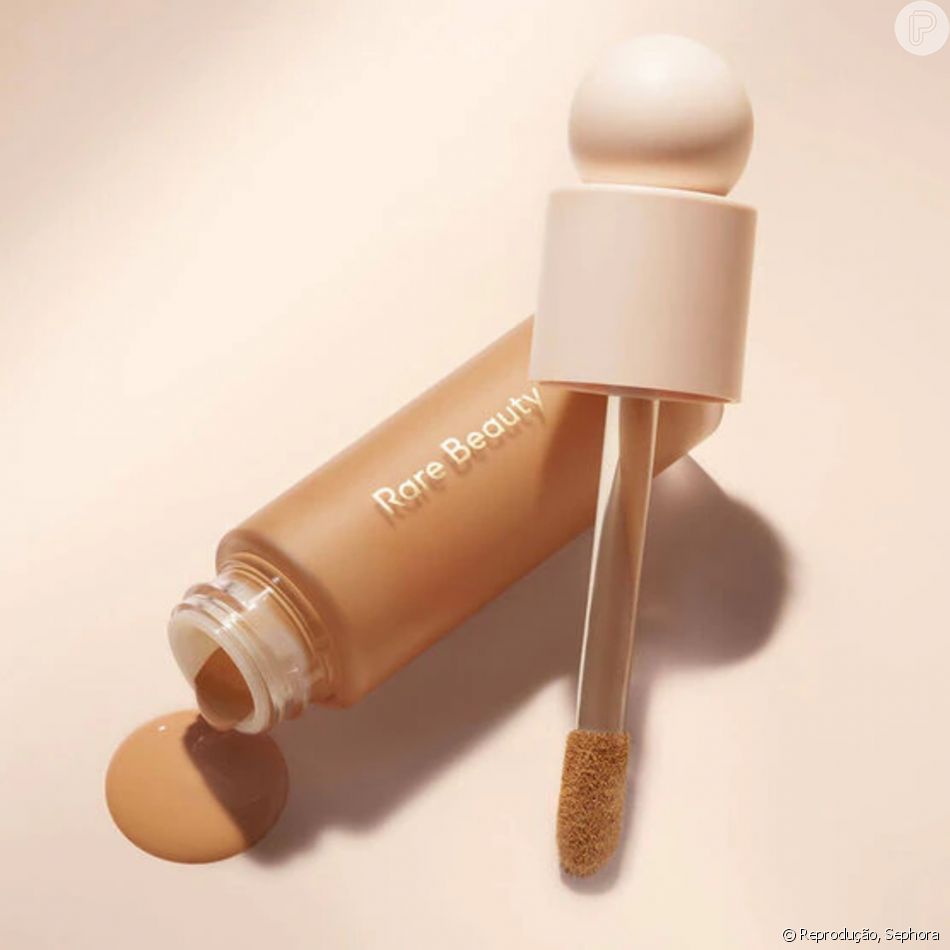 Maquiagem fica simples e prática com a Base Líquida Weightless Foundation, da Rare Beauty