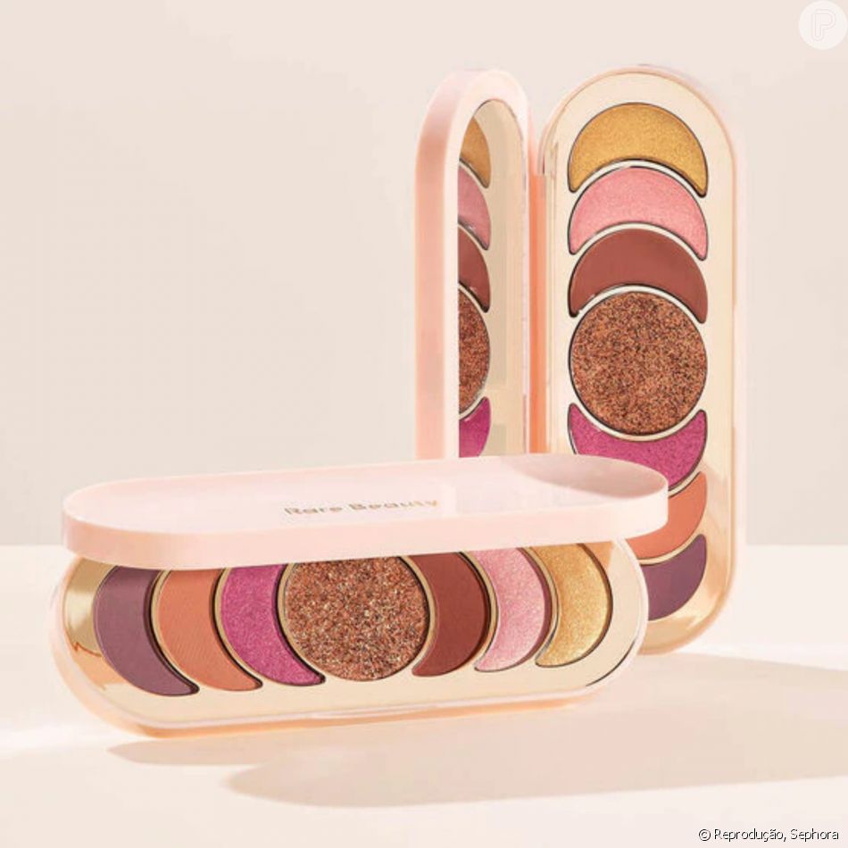 Para uma maquiagem colorida, a Paleta de Sombras Discovery Eyeshadow, da Rare Beauty, será a aliada perfeita