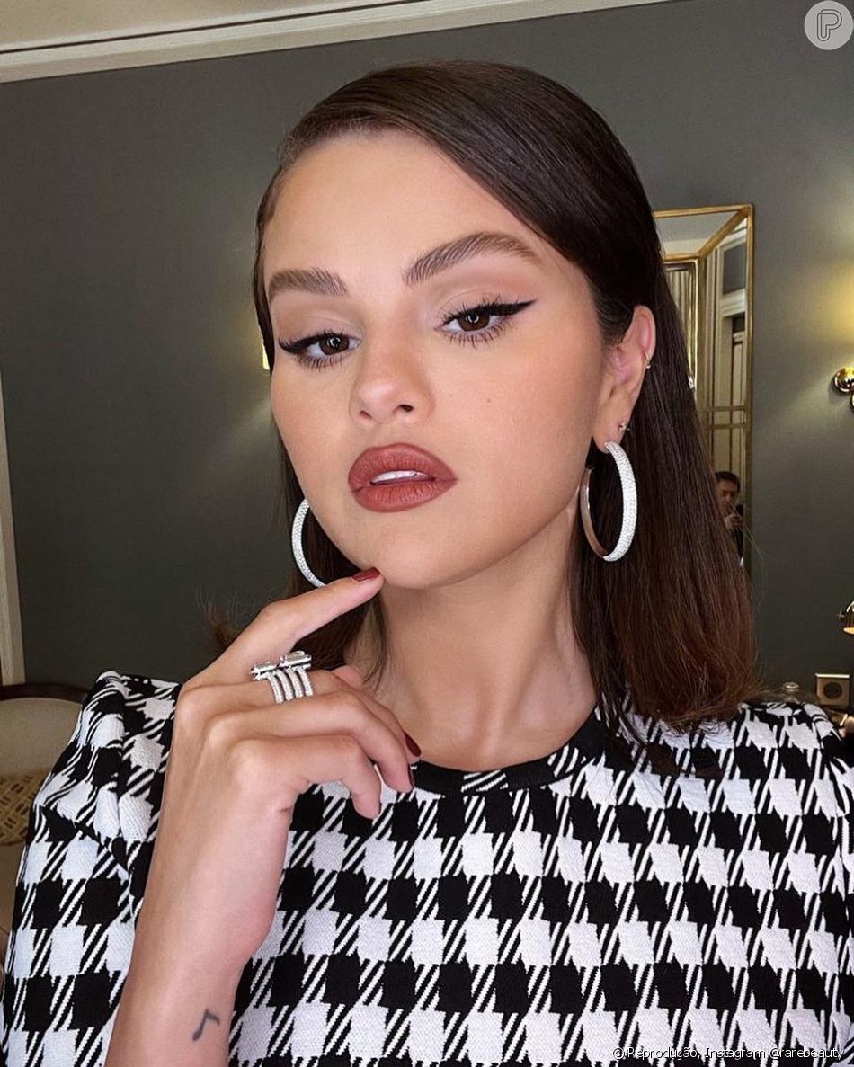 A linha de maquiagem de Selena Gomez foi criada pela cantora para valorizar a beleza única de cada pessoa
