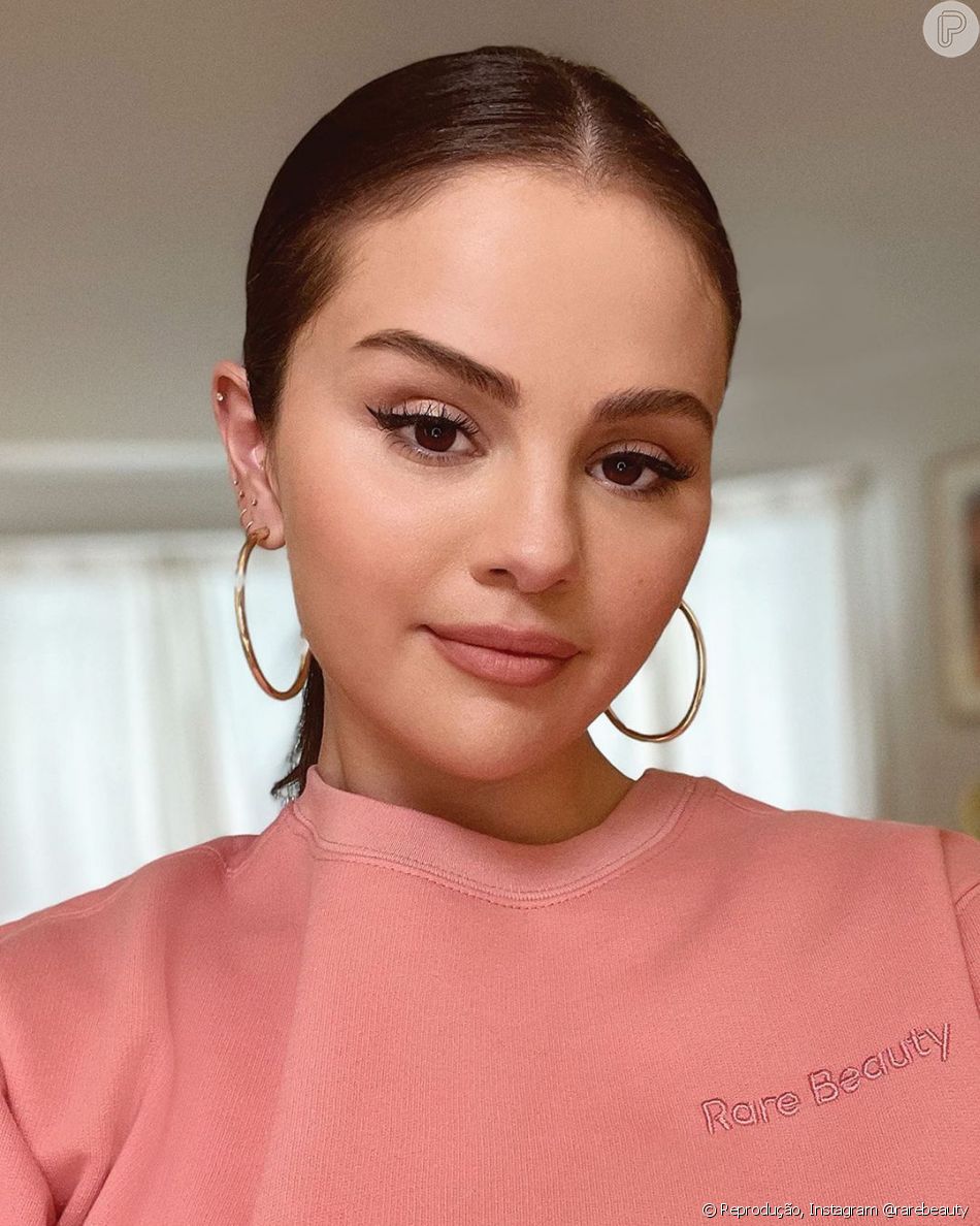Selena Gomez é apaixonada por maquiagem e lançou linha de maquiagem com premissa empoderadora