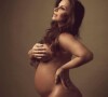 Viviane Araujo celebra gravidez em ensaio fotográfico