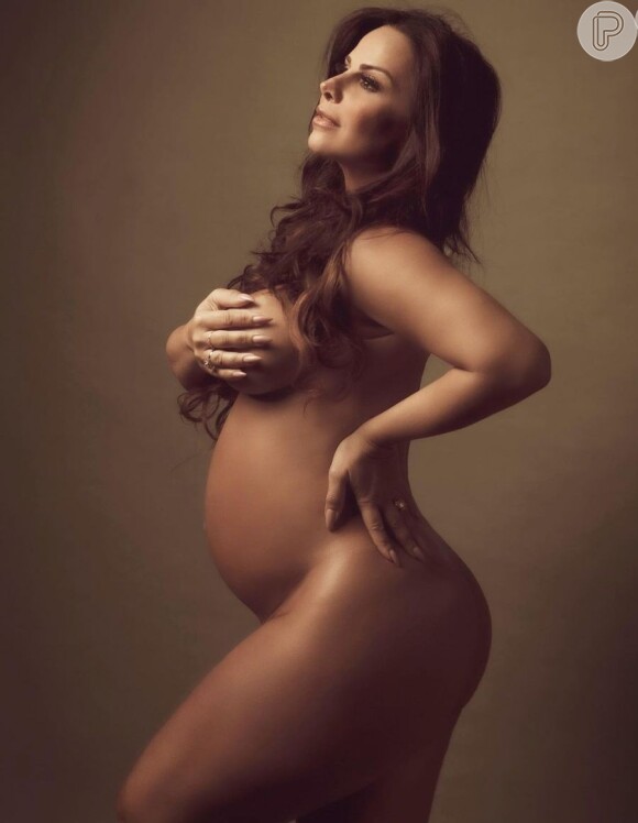 Viviane Araujo celebra gravidez em ensaio fotográfico