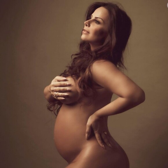Viviane Araujo celebra gravidez em ensaio fotográfico