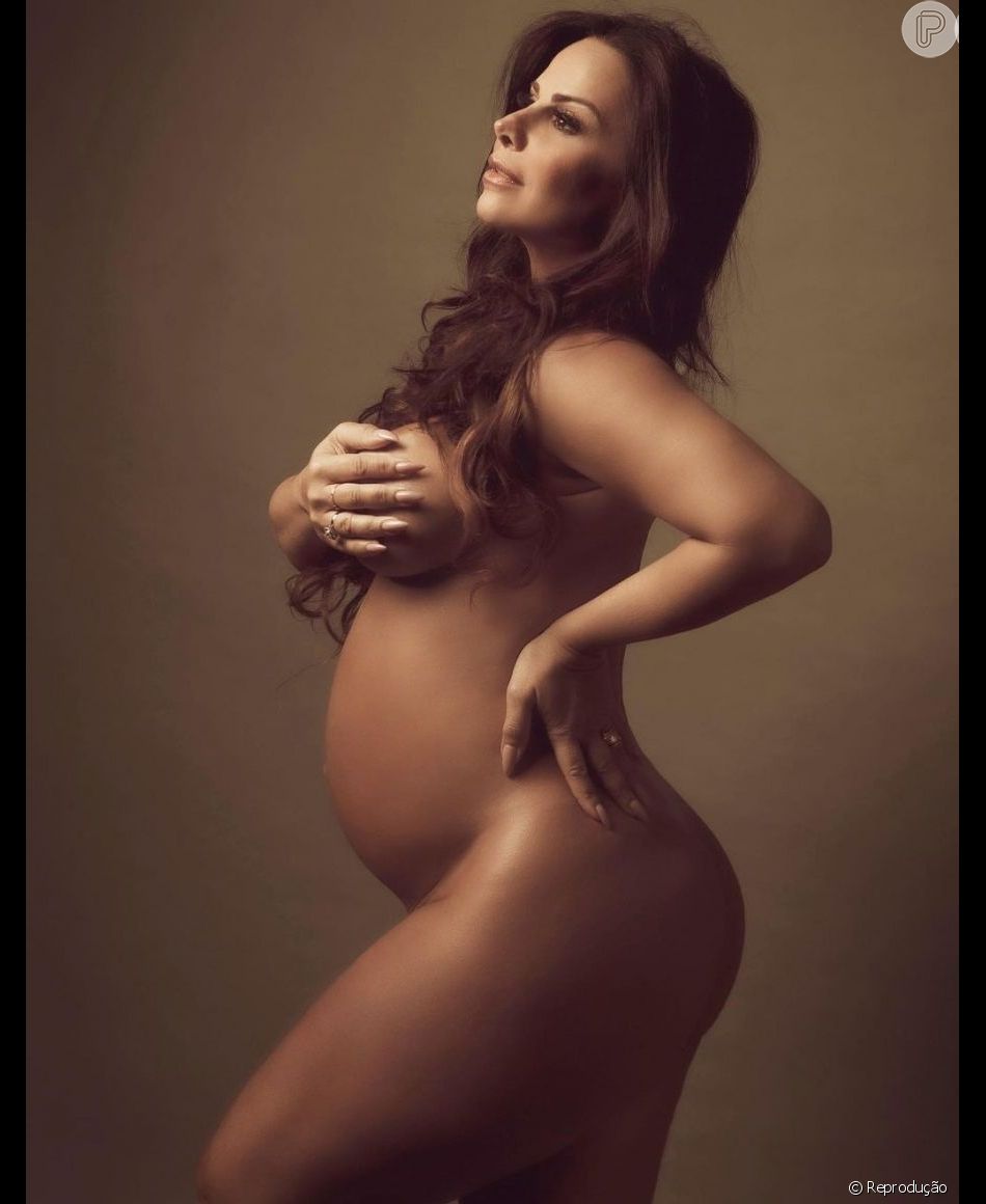 Viviane Araujo celebra gravidez em ensaio fotográfico