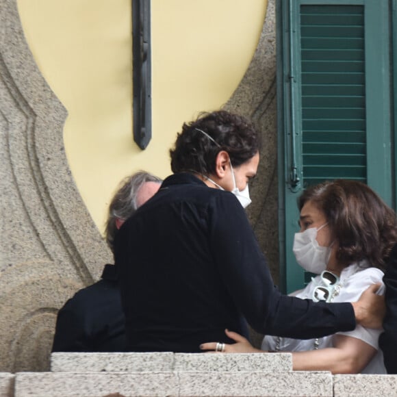 Flávia Pedras se emocionou muito no velório de Jô Soares