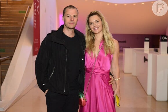 Marido de Carolina Dieckmann, Tiago Worcman elegeu look all black para aniversário de Preta Gil