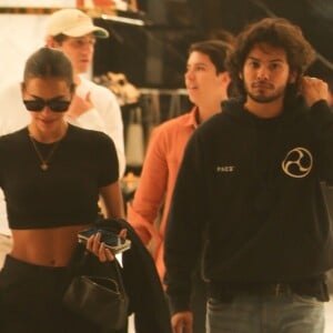 Bruna Marquezine e Xolo Maridueña são flagrados em shopping no Rio