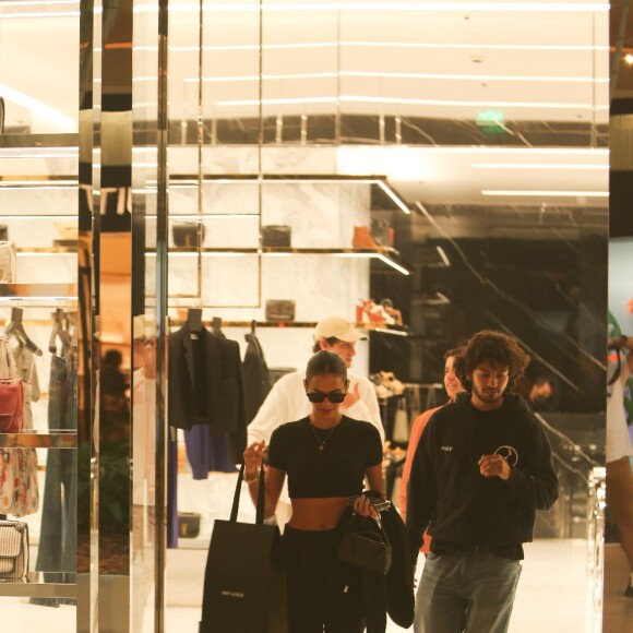 Flagra de Bruna Marquezine e Xolo Maridueña aumentaram os boatos de um romance entre os dois