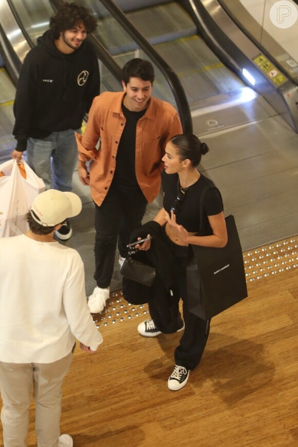 Bruna Marquezine e Xolo Maridueña estavam na companhia de mais dois amigos em passeio em shopping