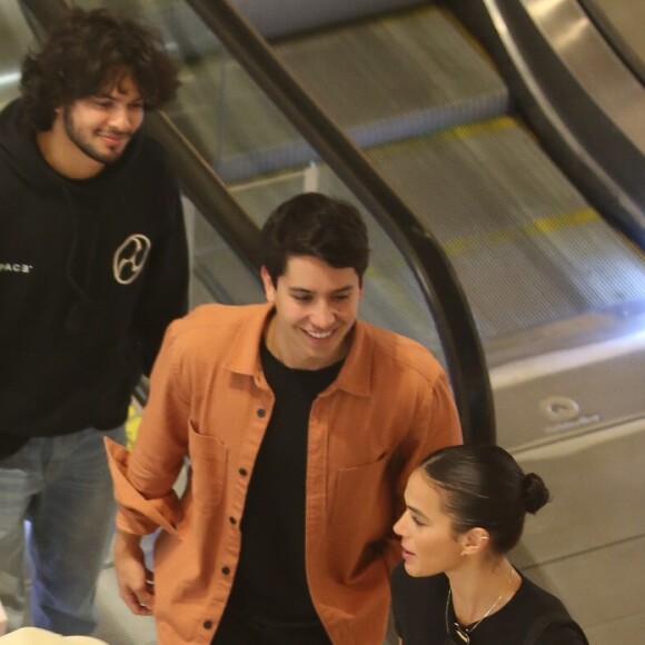 Bruna Marquezine e Xolo Maridueña estavam na companhia de mais dois amigos em passeio em shopping
