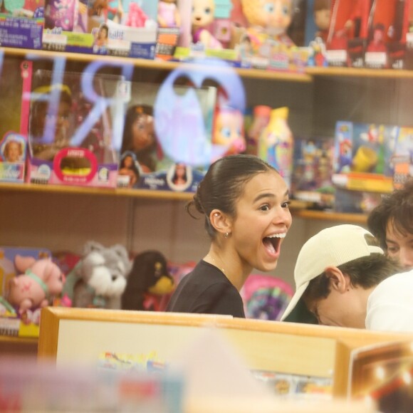 Bruna Marquezine e Xolo Maridueña também foram a uma loja de brinquedos