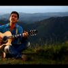 Junno Andrade toca violão no clipe da música 'Aonde você foi parar'