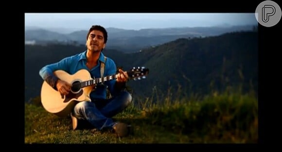 Junno Andrade toca violão no clipe da música 'Aonde você foi parar'