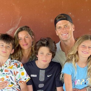 Gisele Bündchen também é mãe de Benjamin, de 12 anos, de seu casamento com Tom Brady, e madrasta de John Edward Thomas