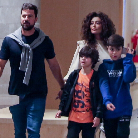 Juliana Paes foi fotografada na companhia de Carlos Eduardo Baptista e dos filhos do casal, Pedro, de 11 anos, e Antonio, de 9