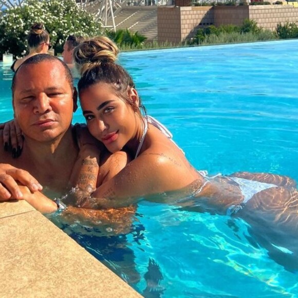 Irmã de Neymar, Rafaella Santos, de 26 anos, aproveitou o dia de piscina ao lado do seu pai, Neymar, nesta segunda-feira (15)