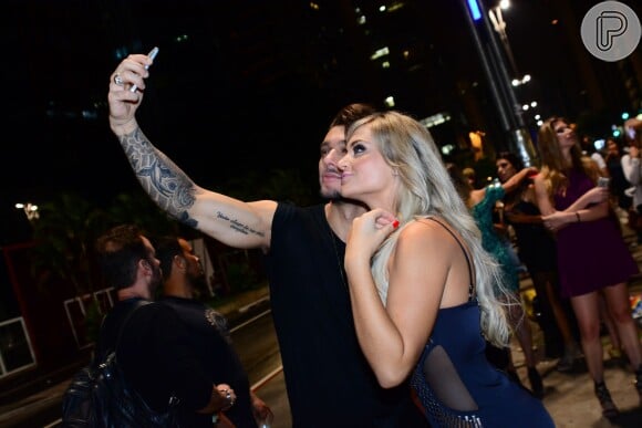 Lucas Lucco tira selfie com Thaíz Schmitt após beijar muito a loira