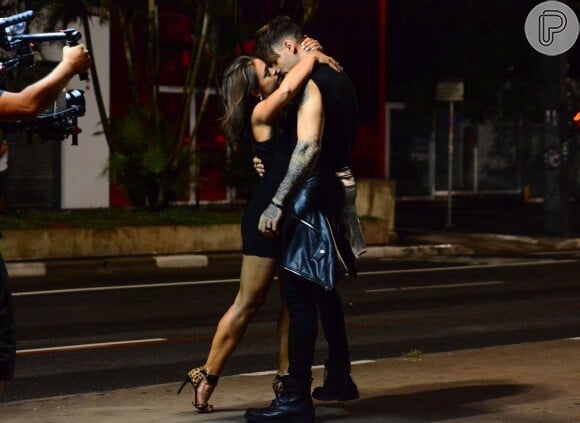 Lucas Lucco beijou muito de madrugada na Avenida Paulista