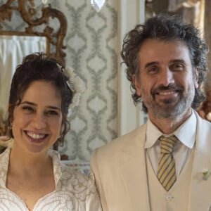 Fim da novela 'Além da Ilusão' mostra volta ao Brasil de Leônidas com Heloísa e o filho do casal, Fernando