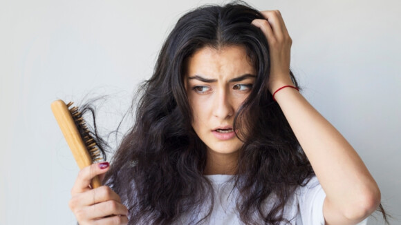 O que fazer se seu cabelo está caindo? Expert responde e dá dicas para manter fios saudáveis