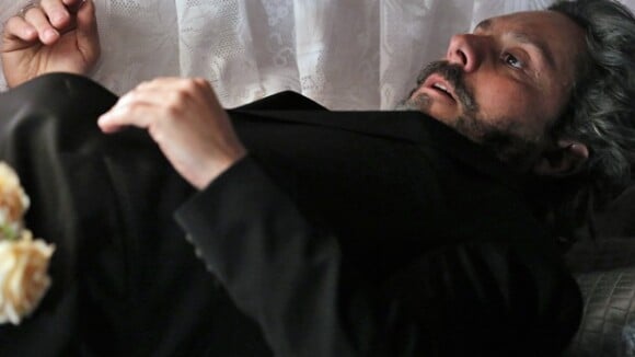 Novela 'Império': sem ar, José Alfredo (Alexandre Nero) acorda dentro do caixão