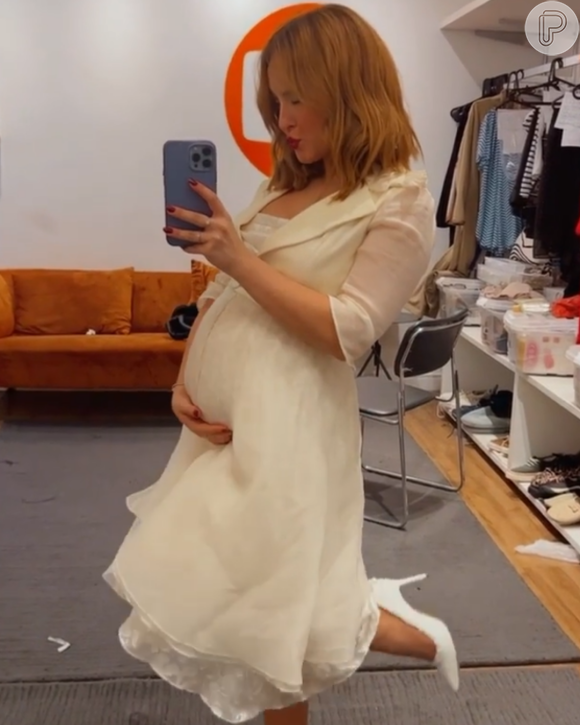 Fotos de Larissa Manoela com barriga de gravidez postiça chamou a atenção de vários famosos
