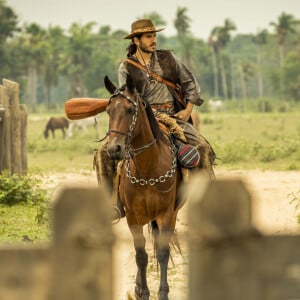 Trindade volta para a fazenda para fazer o parto de Irma, na novela 'Pantanal'