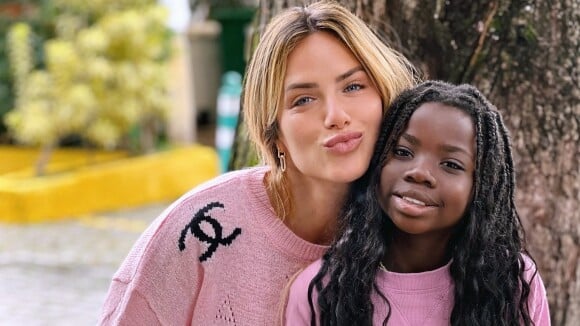 Giovanna Ewbank muda visual após pedido da filha, Títi, e brinca com resultado: 'Vou acostumar'