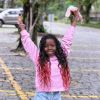 Filha de Giovanna Ewbank, Títi amou o novo visual com cabelo rosa