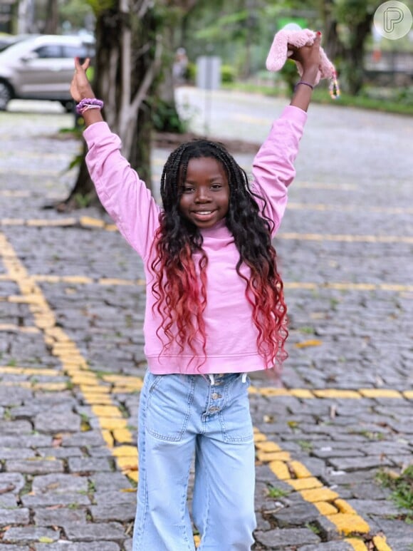 Filha de Giovanna Ewbank, Títi amou o novo visual com cabelo rosa