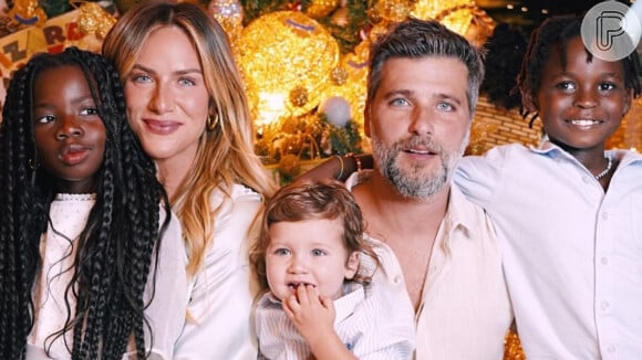 Giovanna Ewbank e Bruno Gagliasso posam com os três filhos