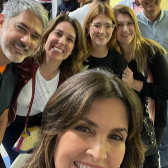 Fátima Bernardes compartilha selfie ao lado de William Bonner e atual mulher do apresentador