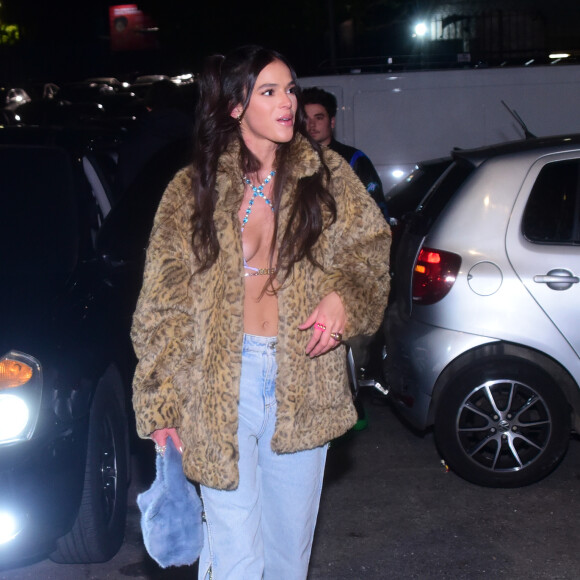 Bruna Marquezine usa look parecido com Rosalía em show