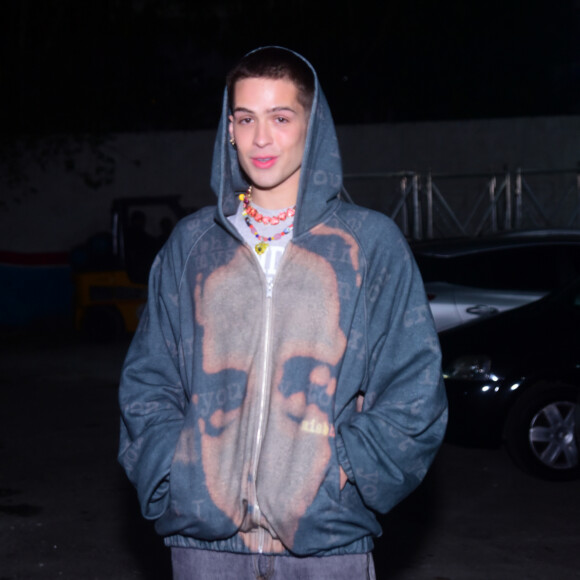 Filho de Leonardo, João Guilherme marca presença no show de Rosalía