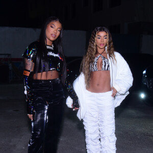 Brunna Gonçalves e Ludmilla tiram fotos com fãs no show da Rosalía