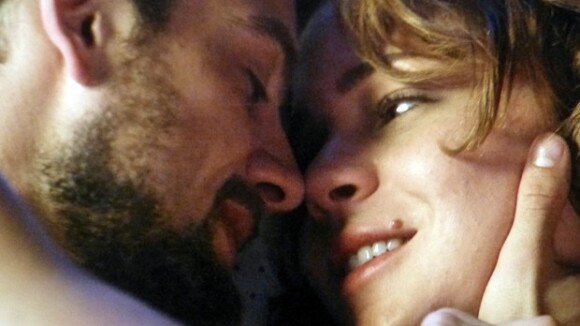 'Império': Vicente agarra e beija Cristina no Réveillon. 'Mais forte que eu'