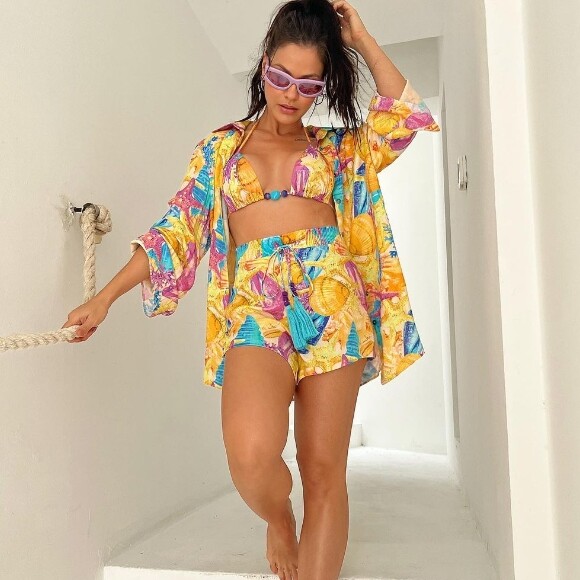 Andressa Suita aposta em look estampado para curtir o verão europeu