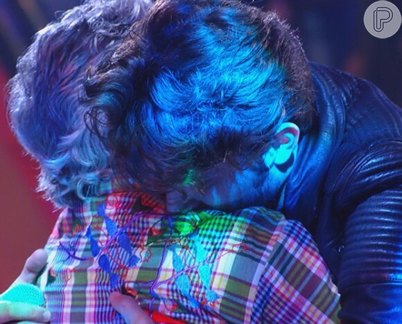 A emoção foi tanta que Chay Suede chorou ao ser abraçado pelo cantor, no palco do 'Caldeirão', deste sábado 20 de dezembro de 2014